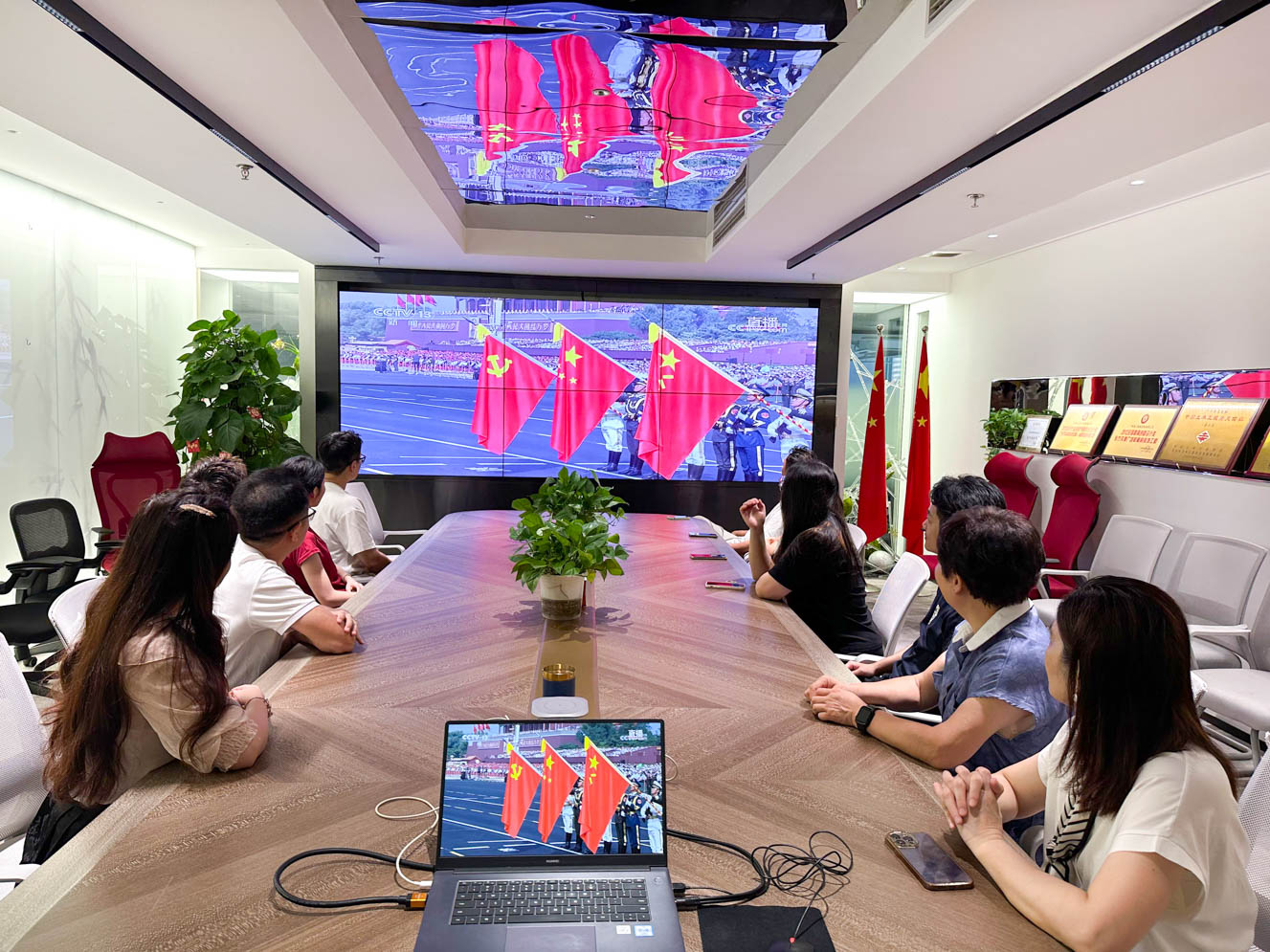 乐竞（中国）一站式体育服务装饰党支部组织党员观看九三阅兵仪式